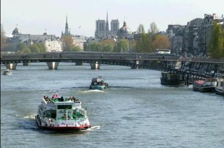 d_barges_on_the_seine_river_paris_france_photo_gov.jpg