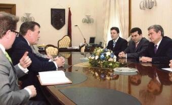 Damir Fazlliç dhe Tom idge gjatë një takimi me Berishën, Olldashin dhe Mediun.jpg