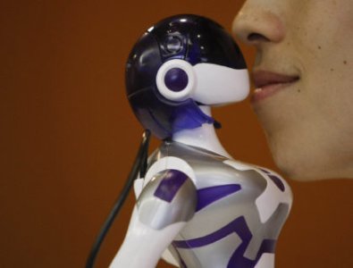 Robot che bacia.JPG