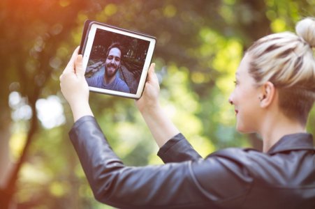 woman-man-ipad-talking-long-distance-relationships.jpg