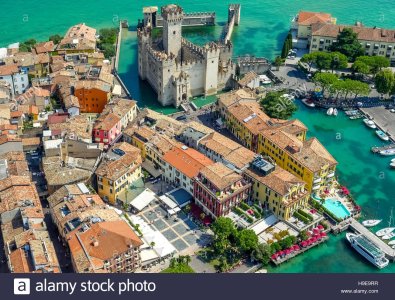 vista-aerea-castillo-scaliger-castello-scaligero-peninsula-de-sirmione-en-el-lago-de-garda-el-...jpg