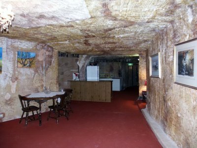 Coober_Pedy_underground_house.jpg