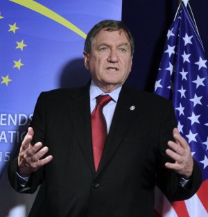 richard-holbrooke-death-121010jpg-b18b3bad0ab83a09.jpg