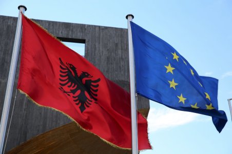 Shqipëria mund të parakalojë Serbinë ne Integrimin Europian