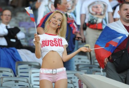 football_fans_girls_01.jpg