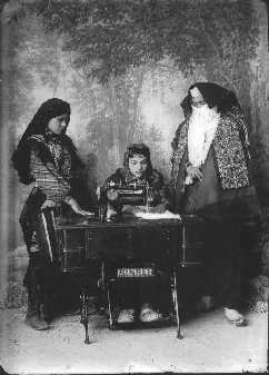 donneincostume1.jpg