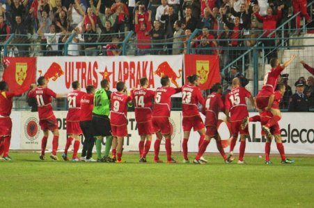 Partizani-Tirana-1-0-tifozet-e-kuq-ne-stadium-pershendesin-skuadren-620x413.jpg