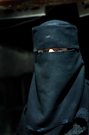 Muslim_woman_in_Yemen.jpg Muslim_woman_in_Yemen.jpg