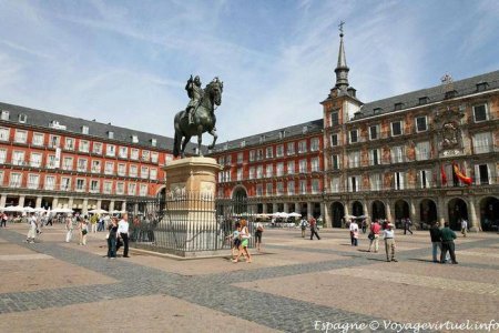 madrid-plaza-mayor-statue-king-philips-III-5310.jpg
