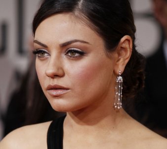goldenglobes_milakunis001.jpg