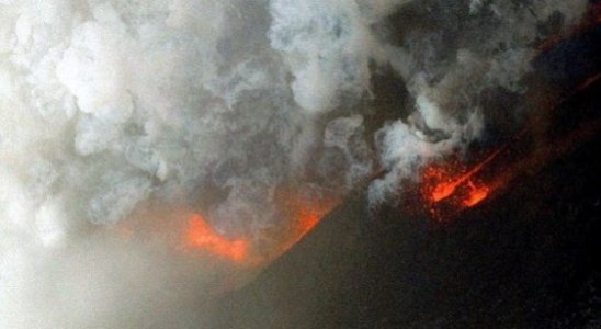 3583172100000578-3652254-lava-explodes-from-the-hekla-volcano-in-an-unpopulated-area-abou-m-1-14.jpg
