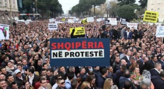 protesta-e-pd-s-euml-berisha-flet-p-euml-r-250-mij-euml-njer-euml-z-video-hd_1487361979-815082.jpg