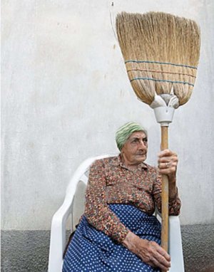 Anziana-con-la-scopa.jpg