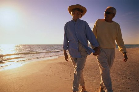 Old_People_on_the_beach.jpg