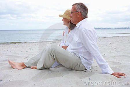 %A1nticos-que-se-sientan-junto-en-la-playa-5927336.jpg
