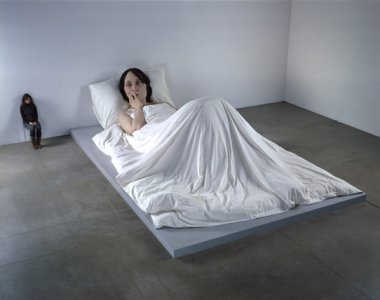 2006_Ron_Mueck_in_bed_542.jpg