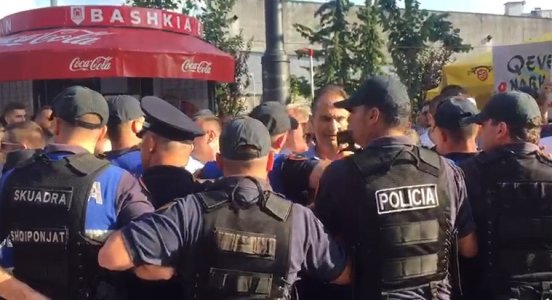 Rama shpërndan libra falas në Elbasan, opozita përplaset me policinë (FOTO)