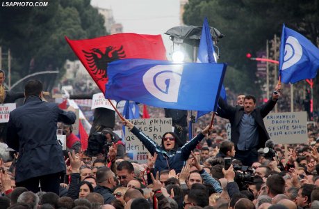 Protesta-e-18-shkurtit.jpg