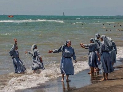 Nuns-on-beach-640x480.jpg