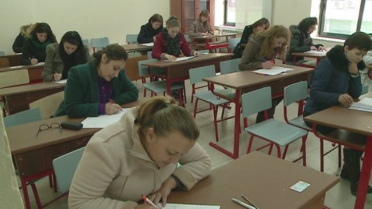 Gjysma e “mësuesve” ngelësa