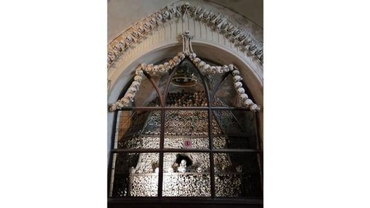 ssets_190529113654-church-of-bones-sedlec-ossuary4.jpg