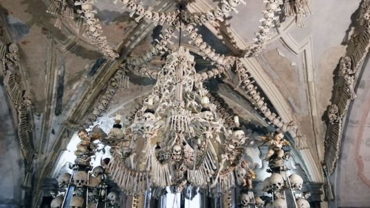 ssets_190604112959-church-of-bones-sedlecossuary1-.jpg