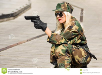 donna-militare-con-la-pistola-113317765.jpg