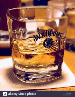 -jack-daniels-con-ghiaccio-su-un-tovagliolo-ktnw53.jpg