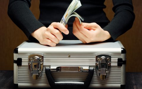 riefcase_for_money_Suitcase_Hands_520562_3840x2400.jpg