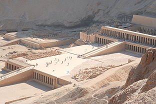 _El_Bahari_-_Hatshepsut%2C_New_Kingdom_-_panoramio.jpg
