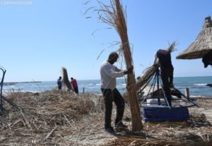 Durrësi ‘nuk pyet’ për koronavirusin dhe bëhet gati për plazh, nis ngritja e çadrave