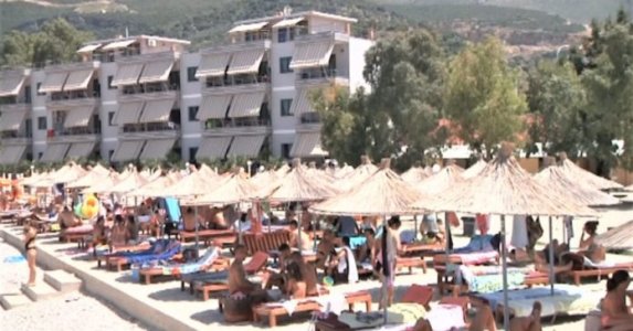 Çelet sezoni turistik, Vlora “thyen” karantinën, plazhet gati të heqin maskat dhe dorezat