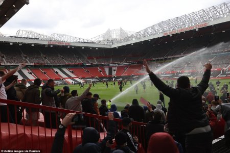42478700-9534959-Hundreds_of_Manchester_United_fans_have_stormed_the_pitch_at_Old-a-123_161996...jpg
