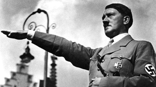 Hitler_salute_in_front_of_lamppost.jpg