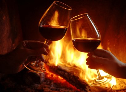 Wine-toast-and-fireplace_Interna 1 vera.jpg