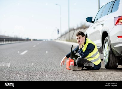 uomo-con-disperazione-emozioni-seduto-con-fare-rifornimento-barattolo-vicino-la-sua-auto-sul-c...jpg