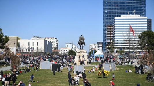 Tirana mbushet plot për Ditën e Verës, mijëra njerëz shijojnë festën e bukur