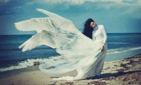 donna-vestita-da-cigno-a-rappresentare-le-esperienze-visionarie.jpg