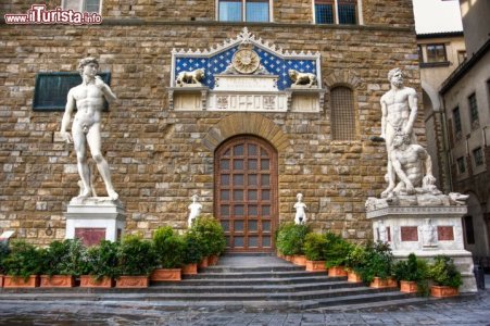 statue_david_ercole_e_caco_ingresso_palazzo_vecchio_firenze.jpg