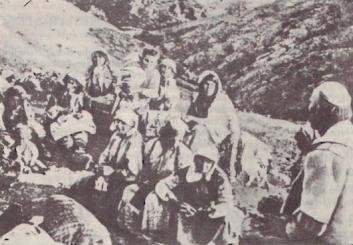 Kosovarë të dëbuar (»muhaxhirë«) nga trojet e tyre prej pushtuesve serbë me 1912..jpg