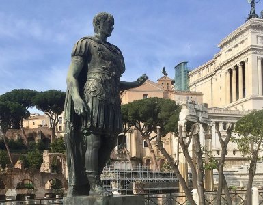 Statua-di-Giulio-Cesare-in-via-dei-Fori-Imperiali.jpg