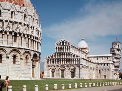 the-pisa-duomo-stands-between-a-circular-baptistery-and-the-news-photo-1661336177.jpg