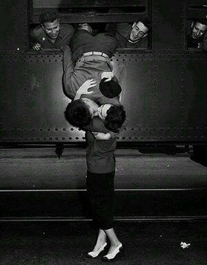 Nje puthje lamtumire e nje ushtari e fiksuar ne celuloid! Daton ne vitin 1950!.jpg