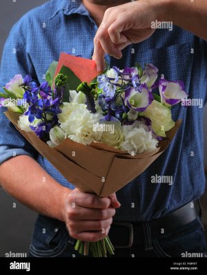 uomo-con-un-bouquet-di-fiori-un-uomo-fa-una-proposta-per-una-donna-un-amante-di-fiori-e-un-ane...jpg