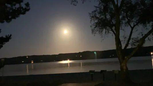 hëna e reflektuarmbi valëzat e detit.webp