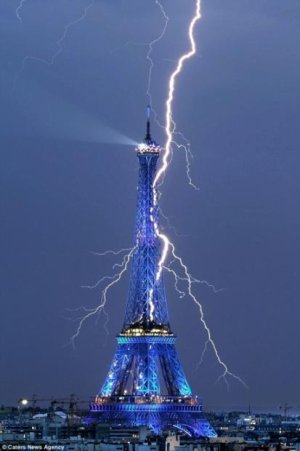 eiffel-tower-lightning.jpg