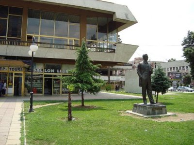 800px-The_park_in_front_of_the_culture_club_in_Tetovo,_Macedonia.jpg