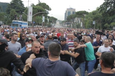 Ndizet situata/ “Qetësohuni more”, thirrje për qetësi nga regjisori Edmond Budina