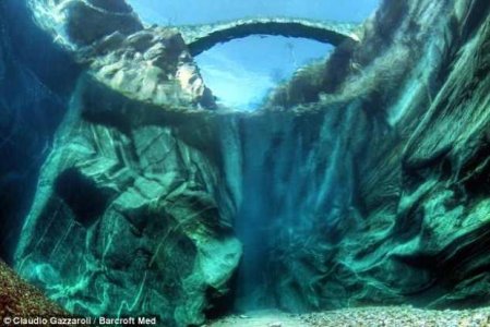 Uji në këtë lumë është vërtet i kristaltë (FOTO)