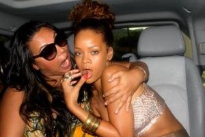 rihanna-ne-facebook-foto-private-dhe-intime.jpg